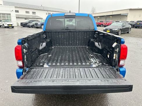 Used 2018 Toyota Tacoma TRD Sport image 12