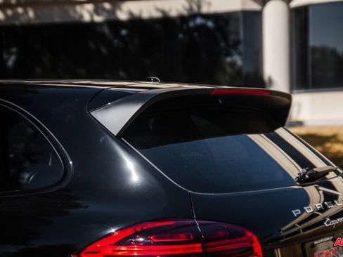 Used 2018 Porsche Cayenne Platinum Edition image 27