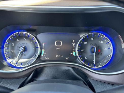 Used 2018 Chrysler Pacifica Touring-L Plus FWD image 23