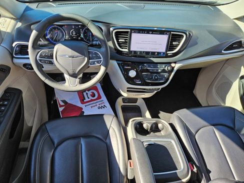 Used 2023 Chrysler Pacifica Touring-L image 9