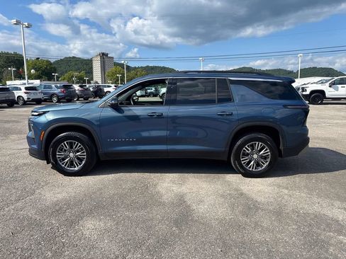 Used 2026 Chevrolet Traverse LT AWD/4WD image 2