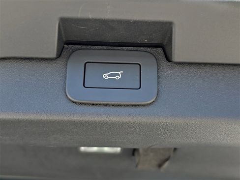 Used 2025 Land Rover Discovery Dynamic SE image 14