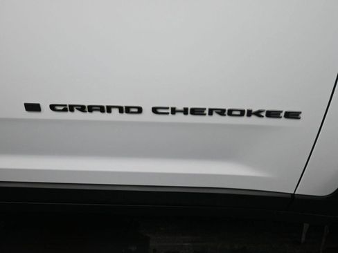 Used 2023 Jeep Grand Cherokee Altitude image 6
