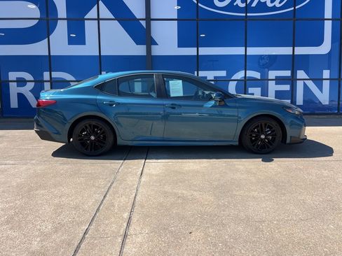 Used 2025 Toyota Camry SE image 9