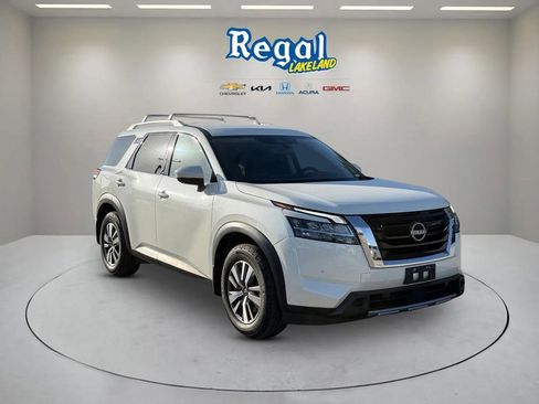 Used 2024 Nissan Pathfinder SL FWD image 1