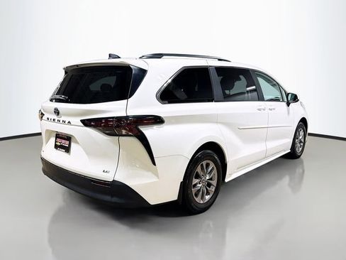 Used 2025 Toyota Sienna LE image 7