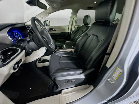 Used 2023 Chrysler Pacifica Touring-L image 13