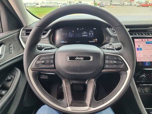 Used 2023 Jeep Grand Cherokee Limited AWD/4WD image 27