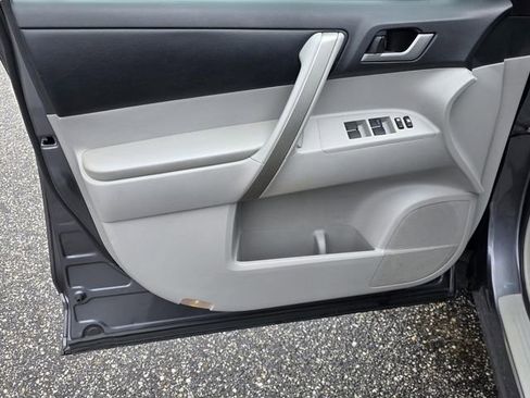 Used 2012 Toyota Highlander SE w/ Tow Pkg FWD image 28