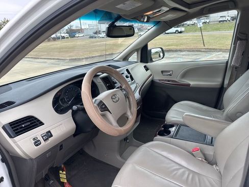 Used 2013 Toyota Sienna XLE image 20