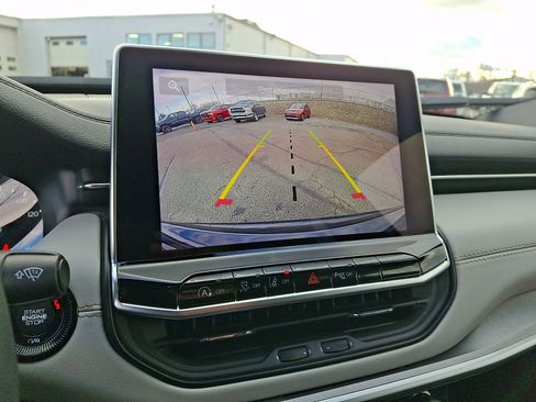 Used 2024 Jeep Compass Limited image 17