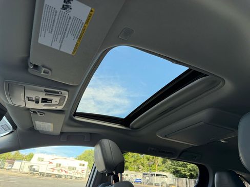 Used 2024 Toyota Sienna Limited AWD/4WD image 4