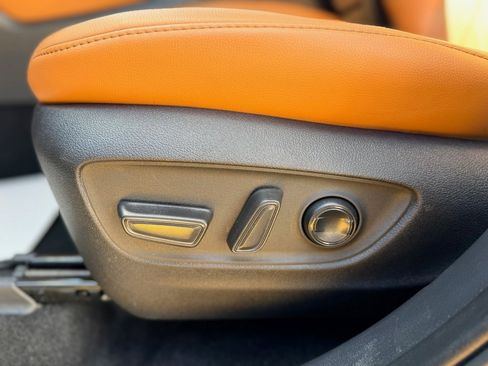 Used 2024 Toyota Highlander Platinum image 11