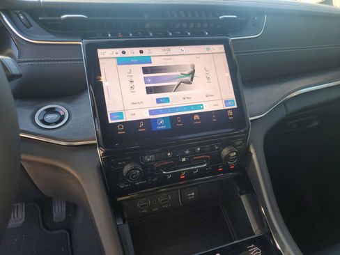 Used 2025 Jeep Grand Cherokee L Overland w/ Luxury Tech Group IV image 23