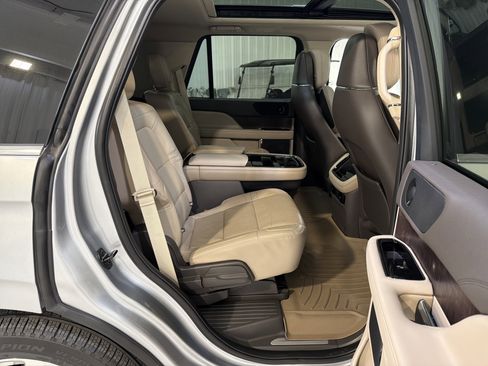 Used 2022 Lincoln Navigator Reserve image 14