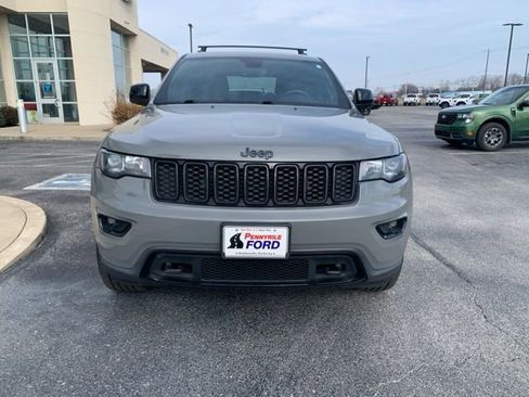 Used 2019 Jeep Grand Cherokee Laredo image 2