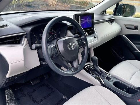 Used 2024 Toyota Corolla Cross L image 12