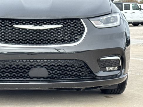 Used 2023 Chrysler Pacifica Touring-L image 6