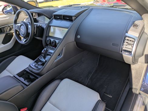 Used 2022 Jaguar F-TYPE R image 15