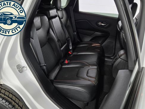 Used 2019 Jeep Cherokee Trailhawk w/ Comfort/Convenience Group AWD/4WD image 40