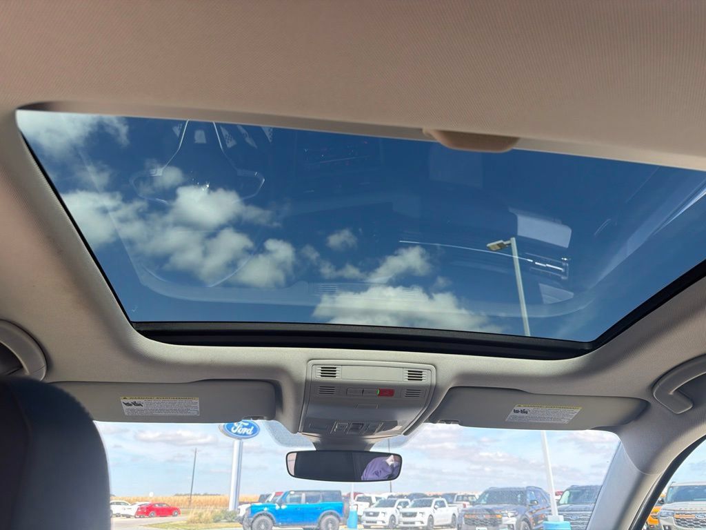 Used 2025 Volkswagen Jetta SE FWD image 14