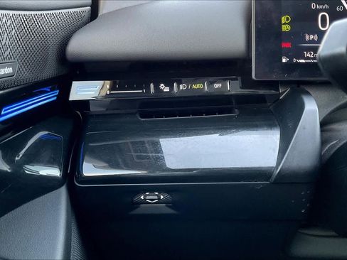 Used 2024 BMW 530i w/ Convenience Package image 37