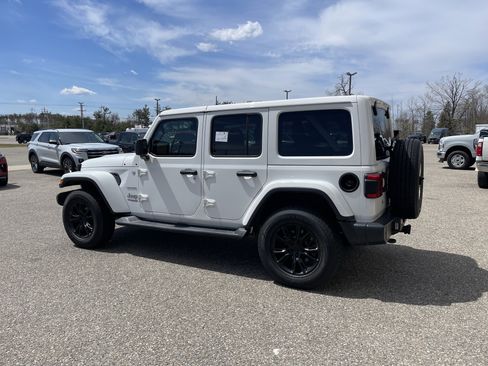 Used 2018 Jeep Wrangler Unlimited Sahara w/ Uconnect 4C Nav & Sound Group AWD/4WD image 6