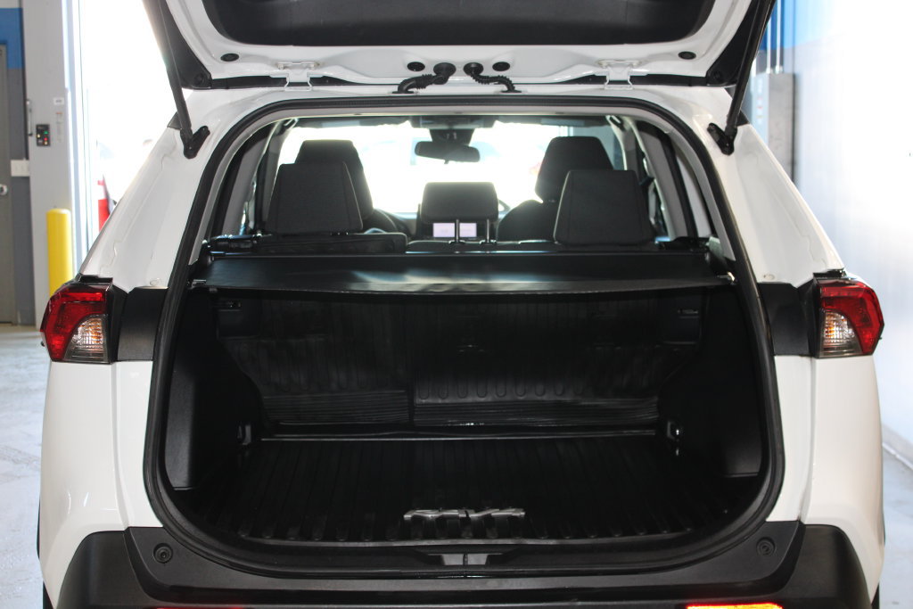 Used 2022 Toyota RAV4 LE AWD/4WD image 25