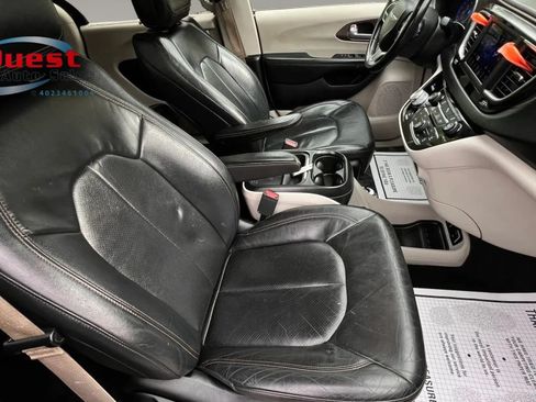 Used 2018 Chrysler Pacifica Touring-L FWD image 34