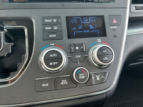 Used 2017 Toyota Sienna SE Premium w/ Protection Package image 14