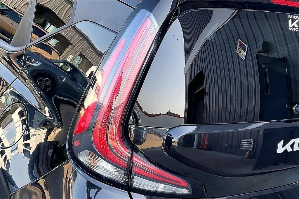 Used 2025 Kia Soul LX w/ LX Technology Package FWD image 28