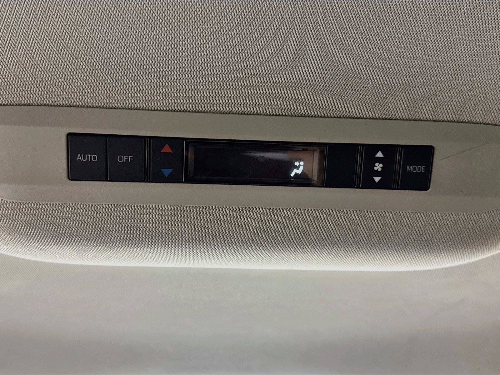 Used 2025 Toyota Sienna LE FWD image 28