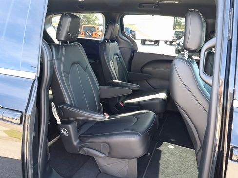 New 2026 Chrysler Pacifica Select image 28