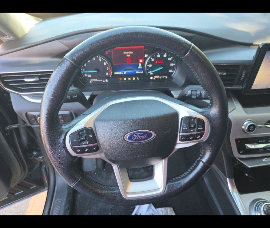 Used 2024 Ford Explorer XLT w/ Equipment Group 202A AWD/4WD image 4