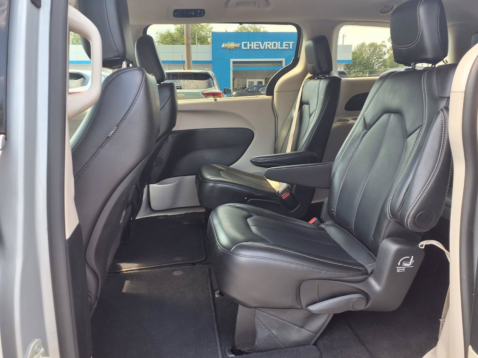 Used 2024 Chrysler Pacifica Touring-L FWD image 17