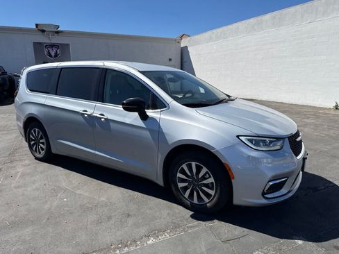Used 2024 Chrysler Pacifica Limited FWD image 10