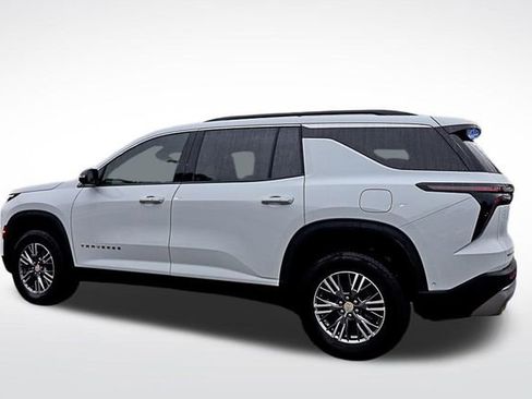 Used 2024 Chevrolet Traverse LT w/ Enhanced Driving Package image 5