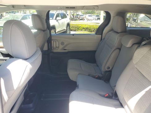 Used 2021 Toyota Sienna LE w/ LE Plus Package FWD image 11