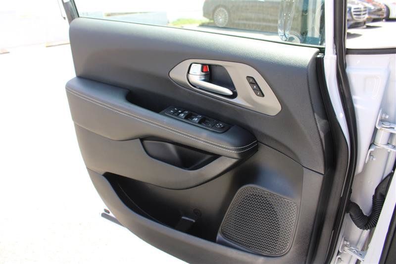 Used 2025 Chrysler Pacifica Select FWD image 11