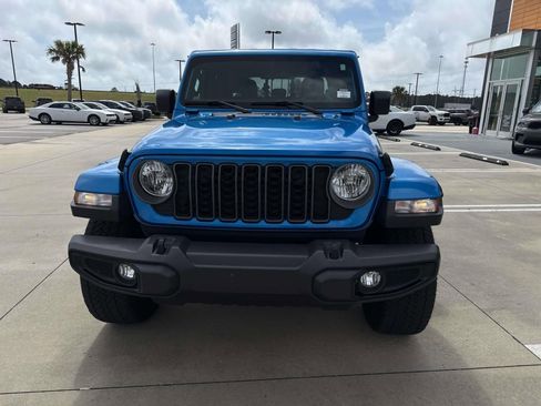 Used 2025 Jeep Gladiator Sport image 2