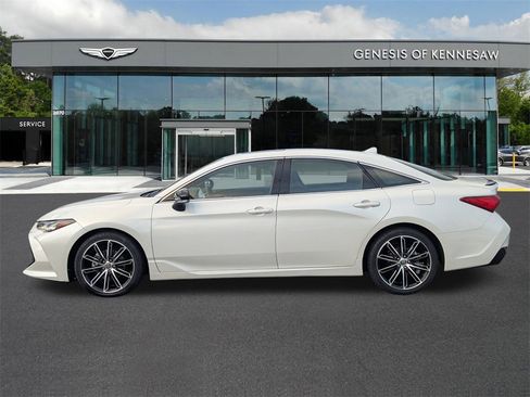 Used 2022 Toyota Avalon Touring image 4