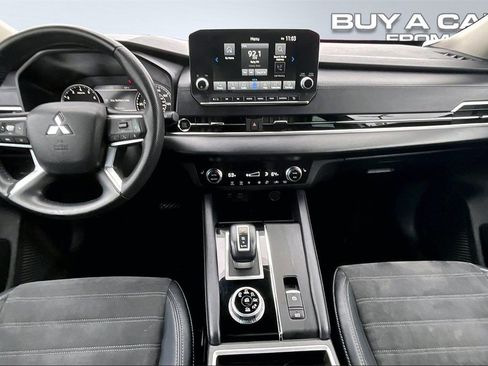 Used 2023 Mitsubishi Outlander SE image 16