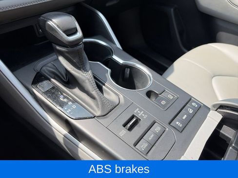 Used 2022 Toyota Highlander XLE AWD/4WD image 25