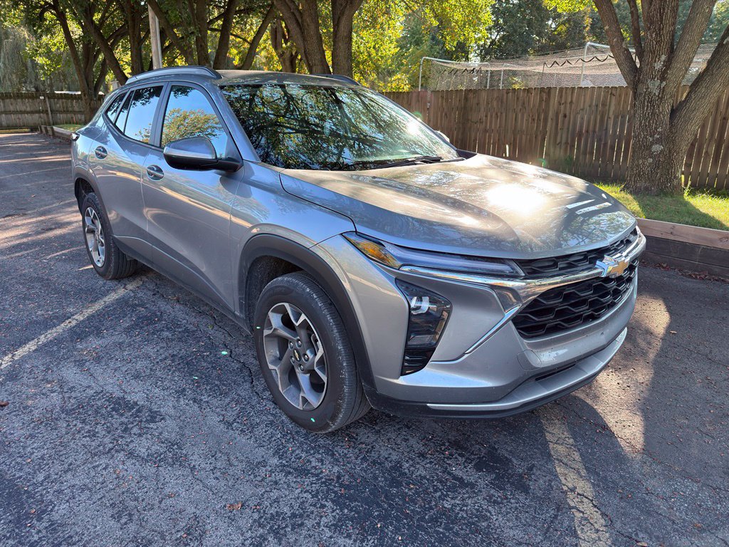 Used 2025 Chevrolet Trax LT FWD image 7