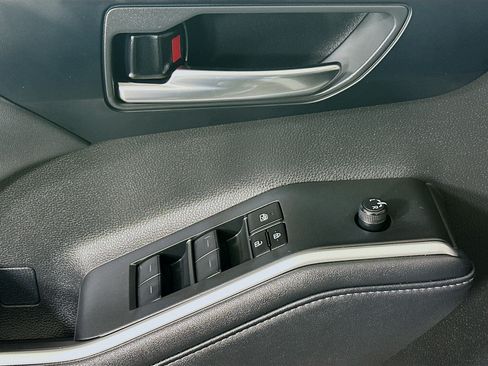 Used 2024 Toyota Highlander XLE FWD image 14