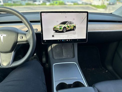 Used 2024 Tesla Model Y Long Range image 9