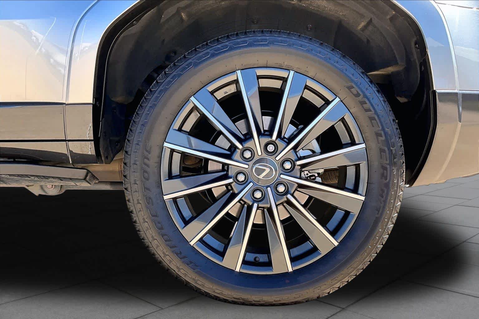 Used 2025 Lexus GX 550 w/ Accessory Package (2T) AWD/4WD image 21