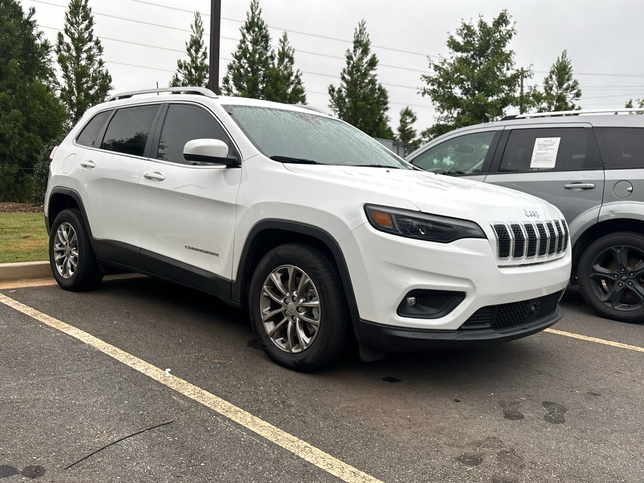 Used 2021 Jeep Cherokee Latitude Lux FWD image 2