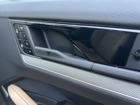 Certified 2025 Porsche Cayenne E-Hybrid Coupe AWD/4WD image 29