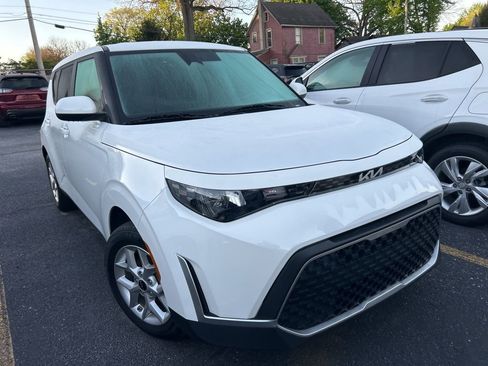 Used 2024 Kia Soul LX w/ Option Group 015 FWD image 3